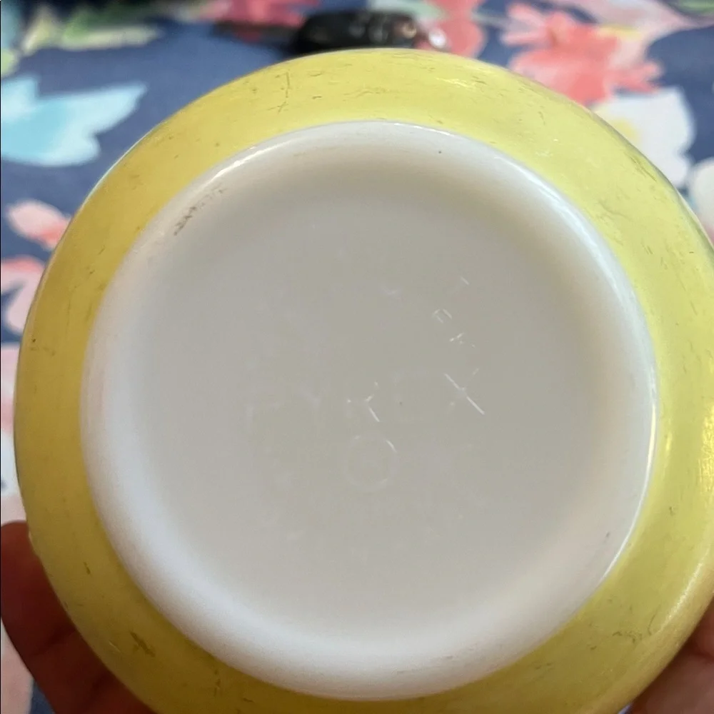 Small 1.5 pint Pyrex #401 ovenware yellow and white mixing bowl